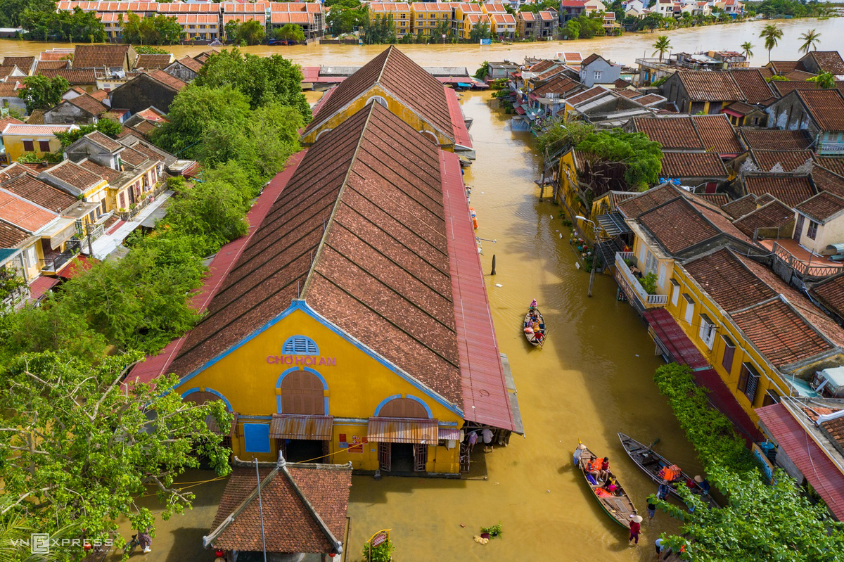 Boat rides around Hoi An ancient town in flood season Boat rides around Hoi An ancient town in flood season